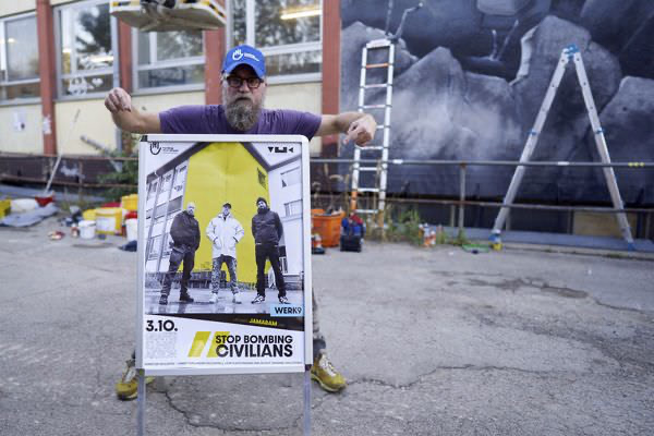 Preview stop-bombing-civilian-031-31