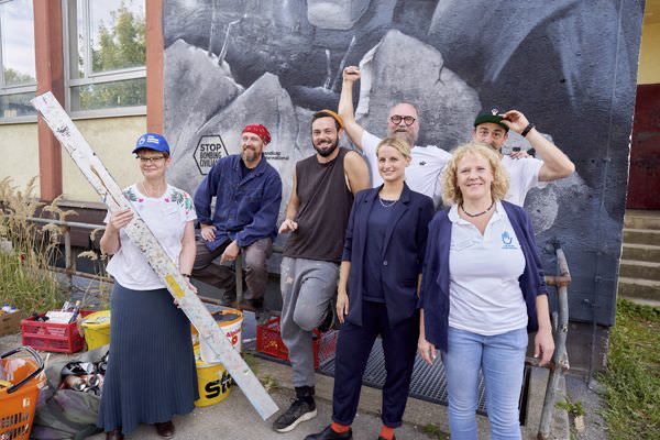 Preview stop-bombing-civilian-135-135