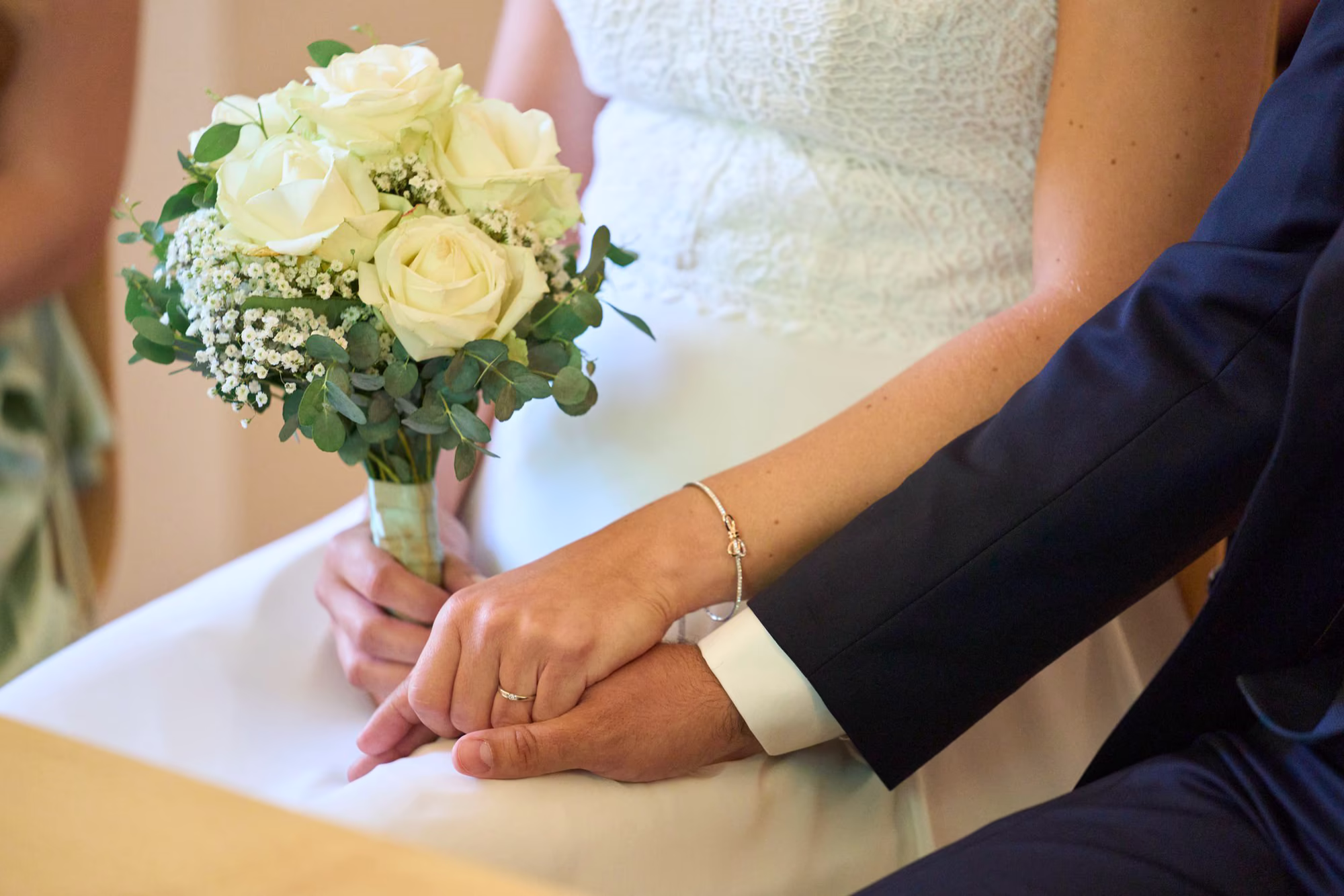Glückliches Brautpaar während der Zeremonie - Hochzeitsfotografie Gilching