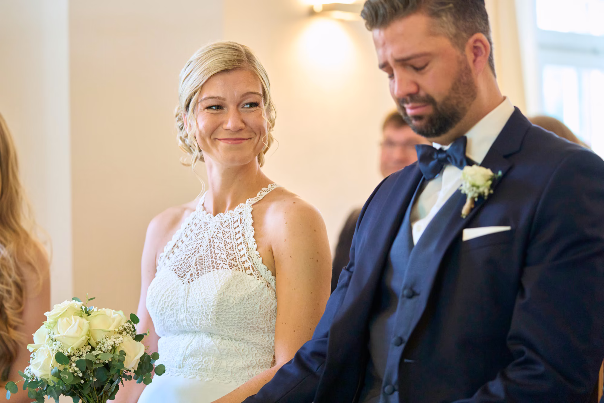 Inniger Moment zwischen Braut und Bräutigam - Hochzeit in Gilching