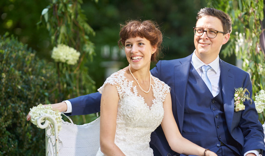 Detailaufnahme von Brautkleid und Ringen